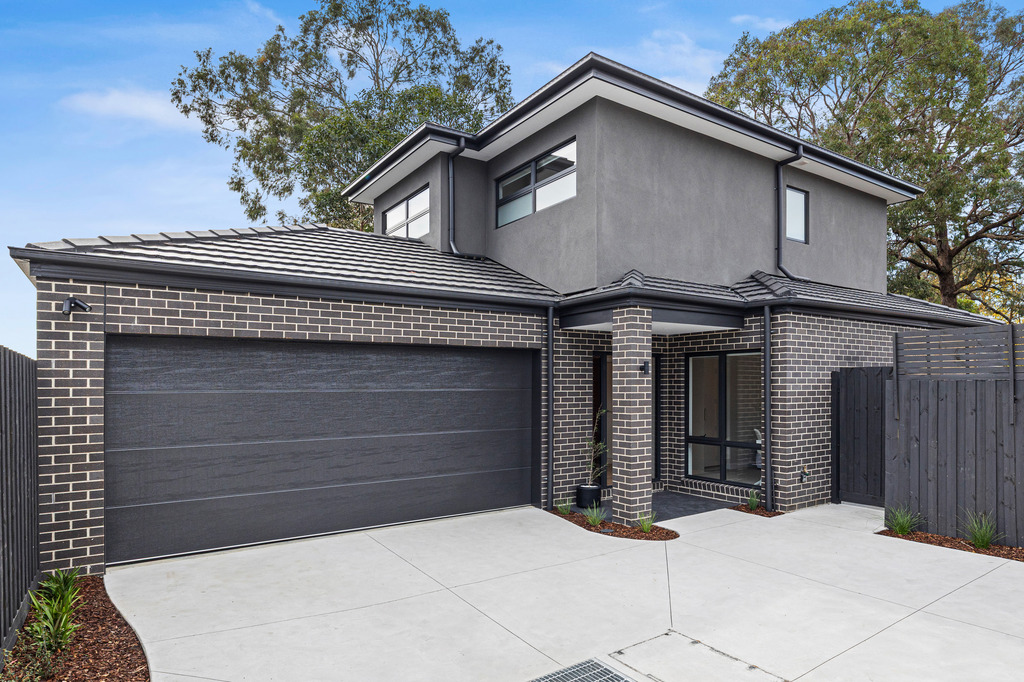Custom home entry by CGC Constructions